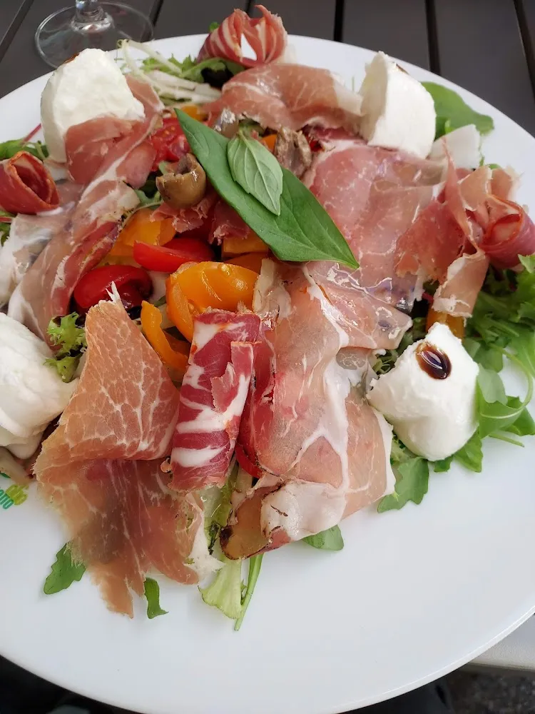 Assiette Salade Mixte Charcuterie Italienne Et Bourrata